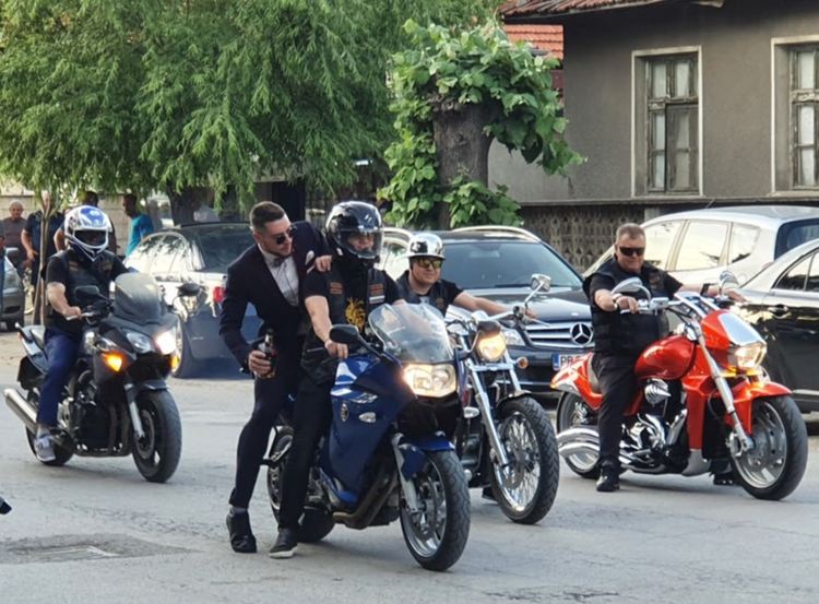 Абитуриент в носия стана атракция на бала на златаровци