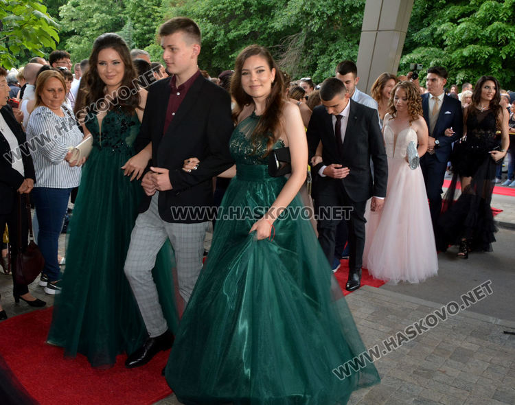 Юбилейният випуск на Езиковата гимназия мина по червения килим в балната си вечер