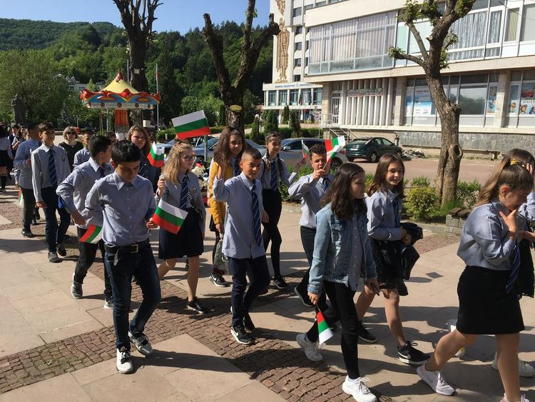 С шествие в Златоград отпразнуваха 24 май, учители и ученици получиха награди