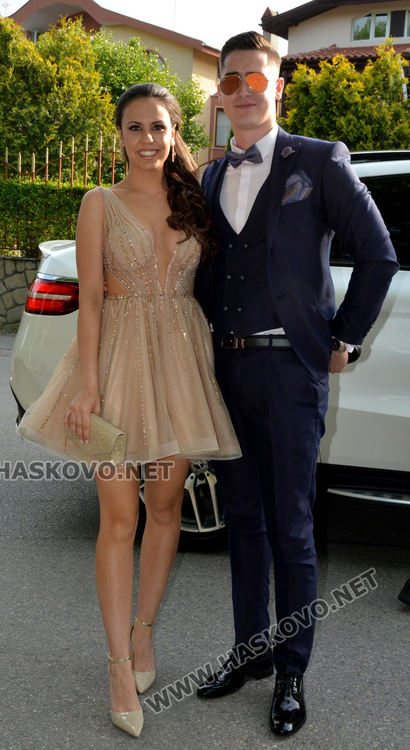 Юбилейният випуск на Езиковата гимназия мина по червения килим в балната си вечер