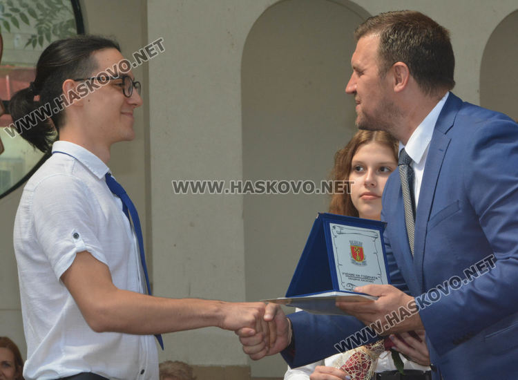 Отличиха най-добрите учители и ученици през годината на празничния 24 май