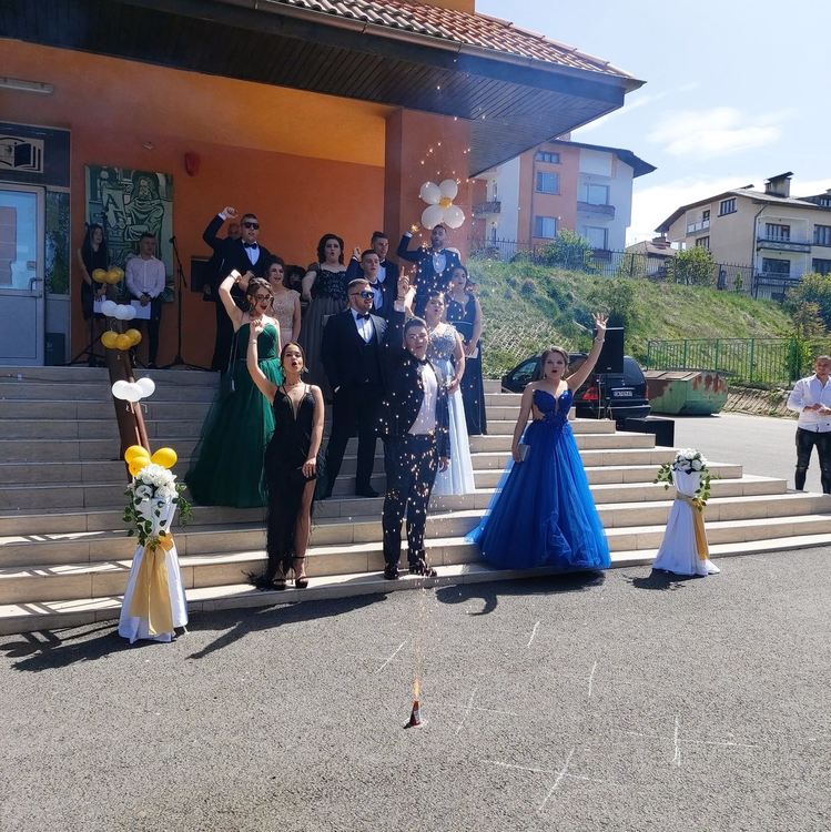 Доспат изпрати тържествено своите абитуриенти