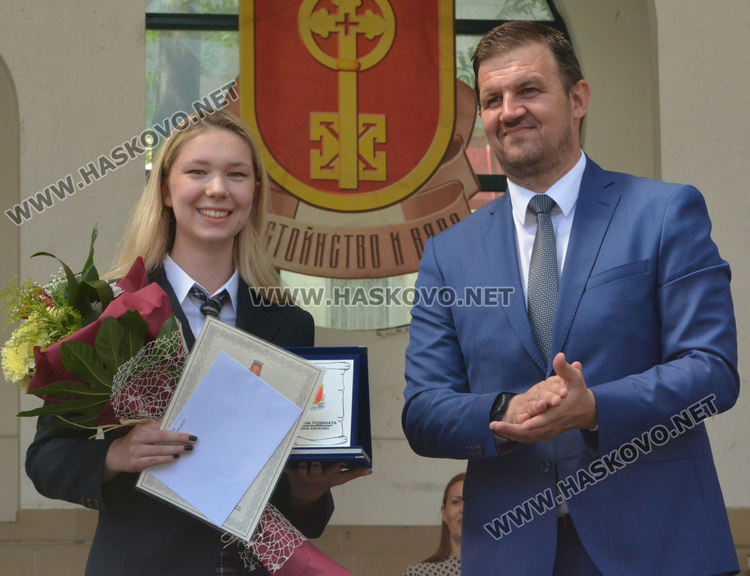 Отличиха най-добрите учители и ученици през годината на празничния 24 май
