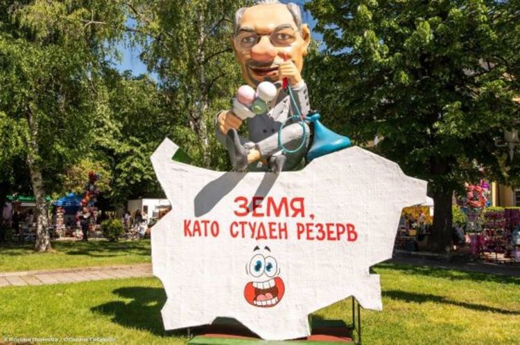 Огромни карикатури на Бойко, Слави и Доган на карнавала в Габрово