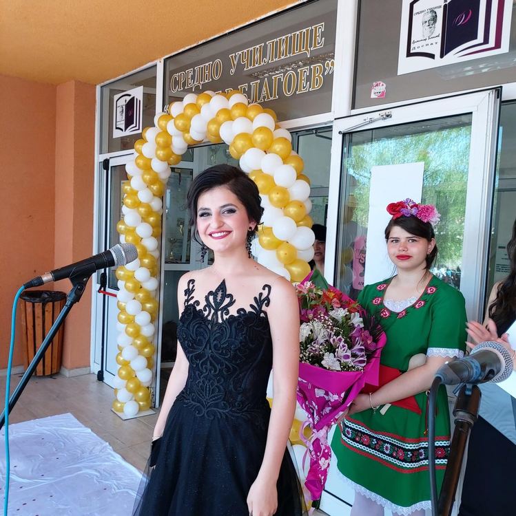 Доспат изпрати тържествено своите абитуриенти