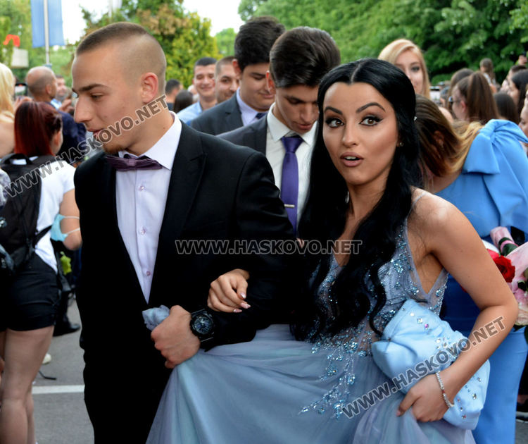 Юбилейният випуск на Езиковата гимназия мина по червения килим в балната си вечер