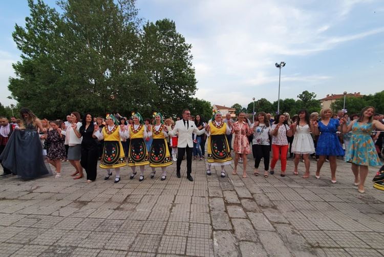 Абитуриент в носия стана атракция на бала на златаровци