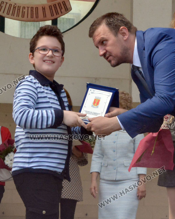 Отличиха най-добрите учители и ученици през годината на празничния 24 май