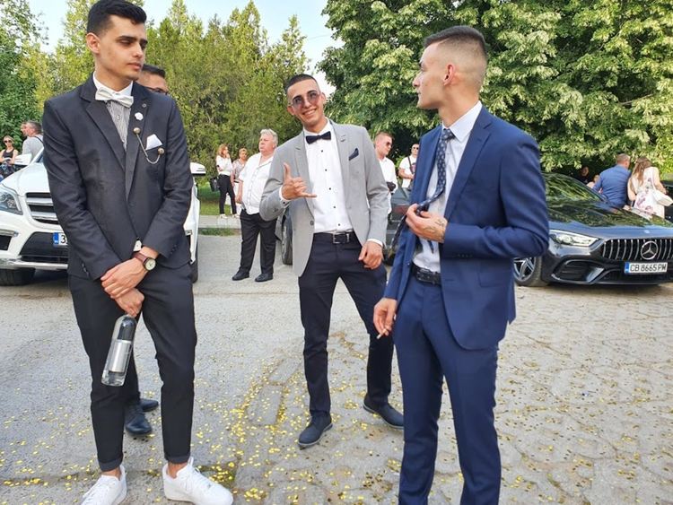 Абитуриент в носия стана атракция на бала на златаровци