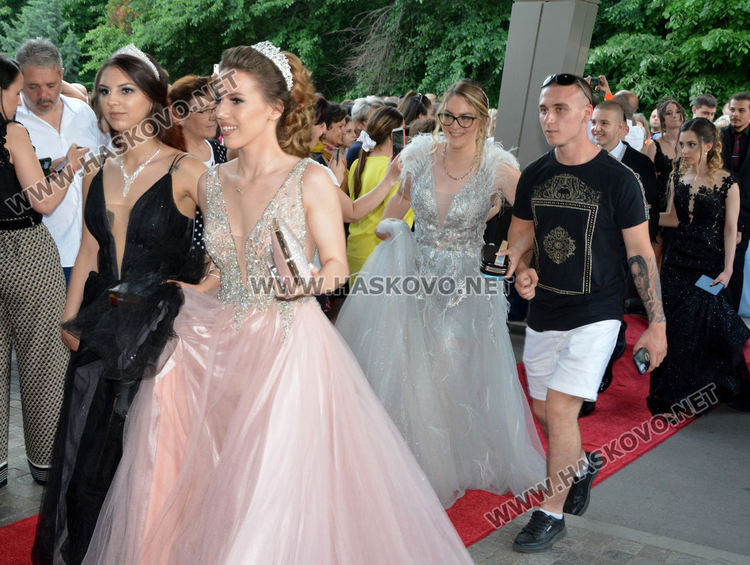 Юбилейният випуск на Езиковата гимназия мина по червения килим в балната си вечер