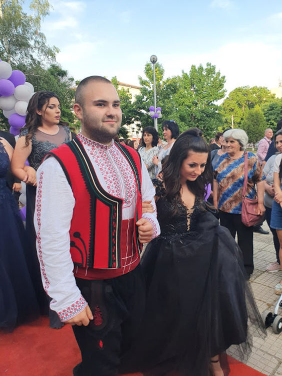 Абитуриент в носия стана атракция на бала на златаровци