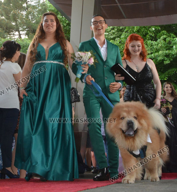 Юбилейният випуск на Езиковата гимназия мина по червения килим в балната си вечер