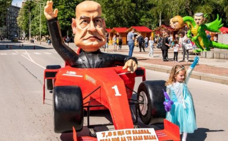 Огромни карикатури на Бойко, Слави и Доган на карнавала в Габрово