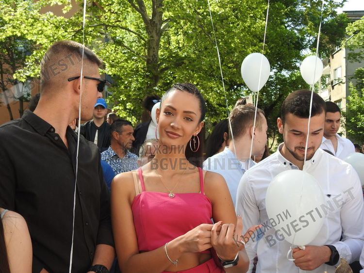 Най-старата гимназия в Източните Родопи изпрати своите абитуриенти, зрелостниците предадоха огъня на знанието