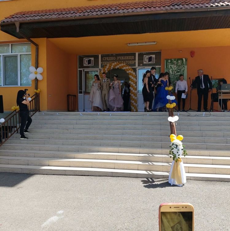 Доспат изпрати тържествено своите абитуриенти