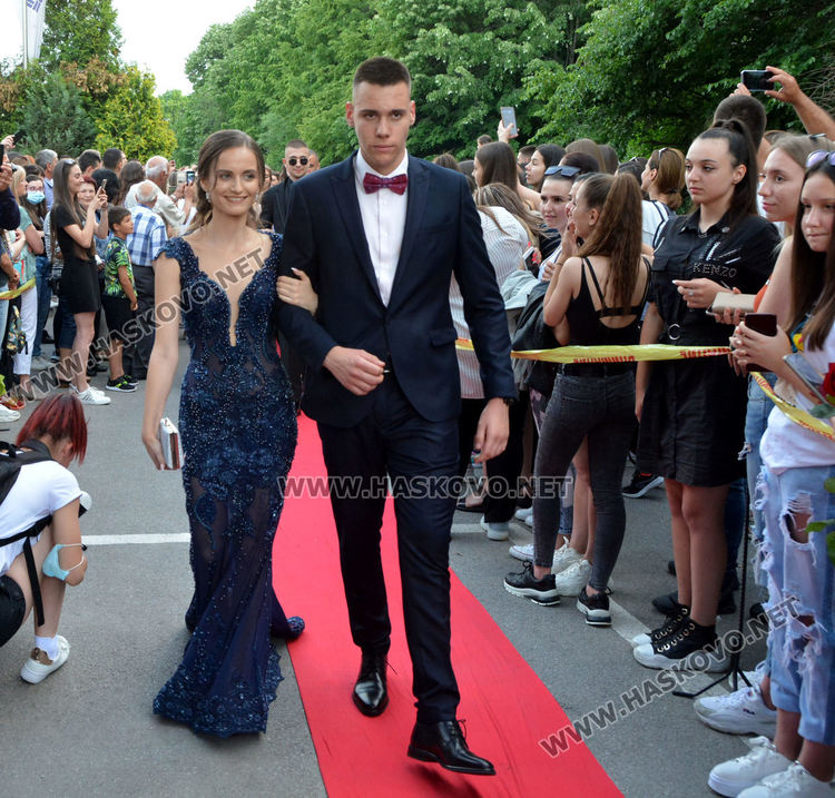 Юбилейният випуск на Езиковата гимназия мина по червения килим в балната си вечер