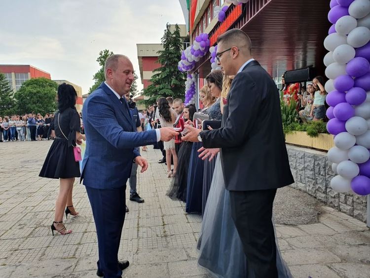 Абитуриент в носия стана атракция на бала на златаровци