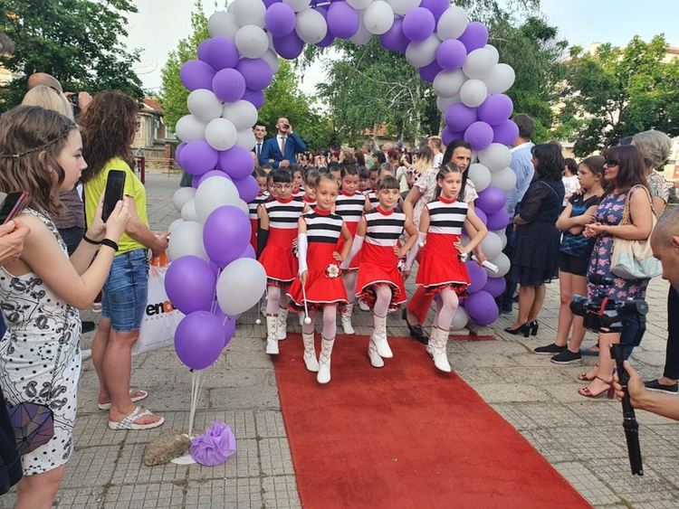 Абитуриент в носия стана атракция на бала на златаровци