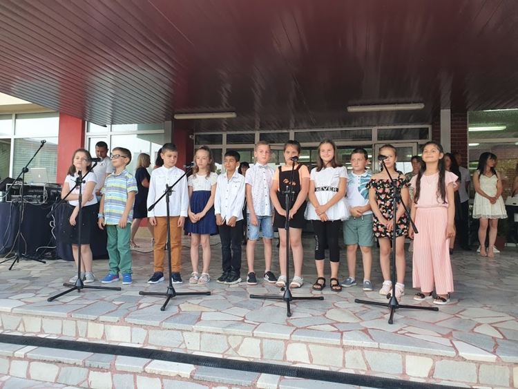 Абитуриент в носия стана атракция на бала на златаровци