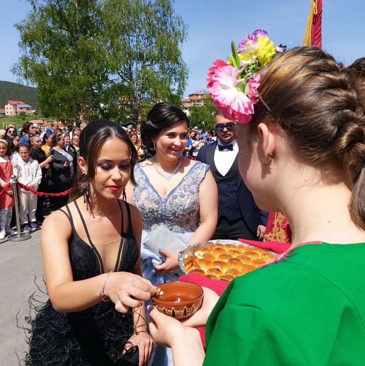 Доспат изпрати тържествено своите абитуриенти