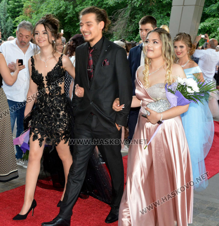 Юбилейният випуск на Езиковата гимназия мина по червения килим в балната си вечер