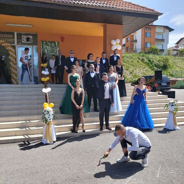 Доспат изпрати тържествено своите абитуриенти