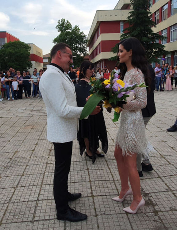 Абитуриент в носия стана атракция на бала на златаровци