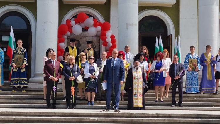 Кметът на Асеновград : Нека всички съхраняваме пламъка на знанието (снимки)