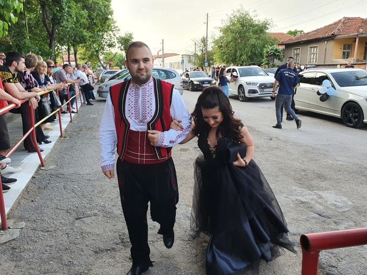 Абитуриент в носия стана атракция на бала на златаровци