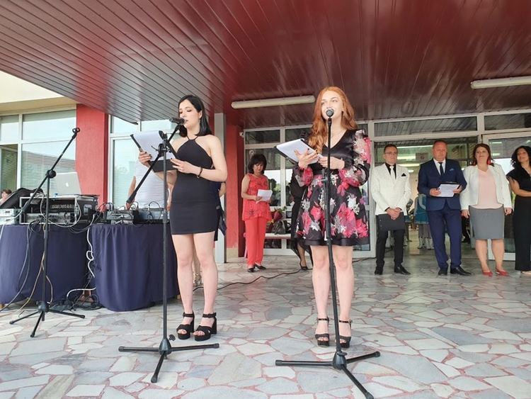 Абитуриент в носия стана атракция на бала на златаровци