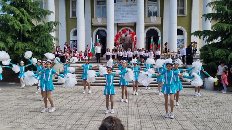 Кметът на Асеновград : Нека всички съхраняваме пламъка на знанието (снимки)