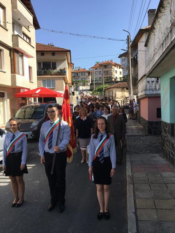 С шествие в Златоград отпразнуваха 24 май, учители и ученици получиха награди