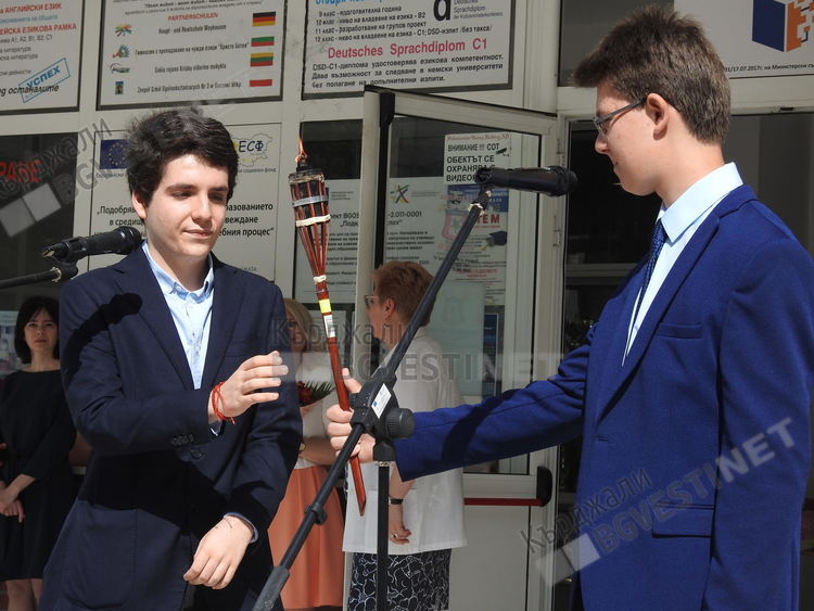 Най-старата гимназия в Източните Родопи изпрати своите абитуриенти, зрелостниците предадоха огъня на знанието