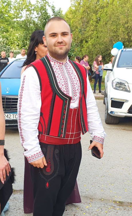 Абитуриент в носия стана атракция на бала на златаровци