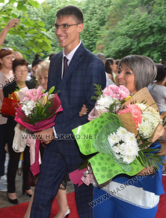 Юбилейният випуск на Езиковата гимназия мина по червения килим в балната си вечер