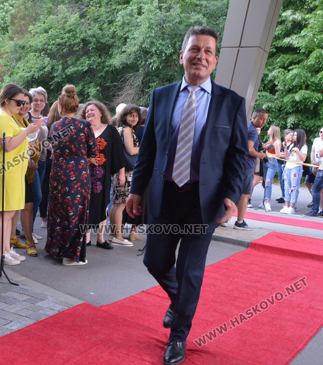 Юбилейният випуск на Езиковата гимназия мина по червения килим в балната си вечер