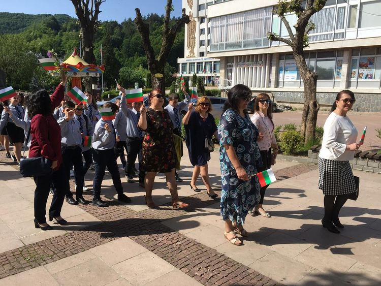 С шествие в Златоград отпразнуваха 24 май, учители и ученици получиха награди