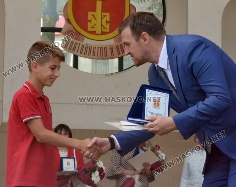 Отличиха най-добрите учители и ученици през годината на празничния 24 май