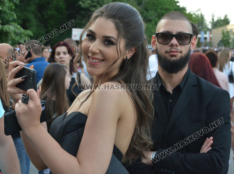 Юбилейният випуск на Езиковата гимназия мина по червения килим в балната си вечер