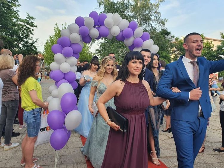 Абитуриент в носия стана атракция на бала на златаровци