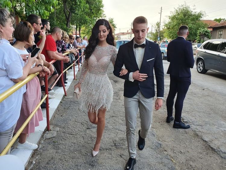 Абитуриент в носия стана атракция на бала на златаровци