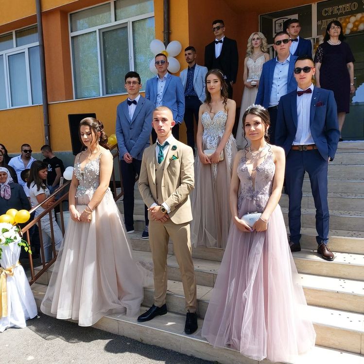 Доспат изпрати тържествено своите абитуриенти