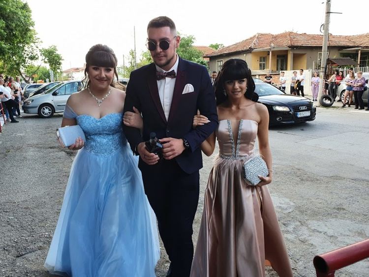 Абитуриент в носия стана атракция на бала на златаровци