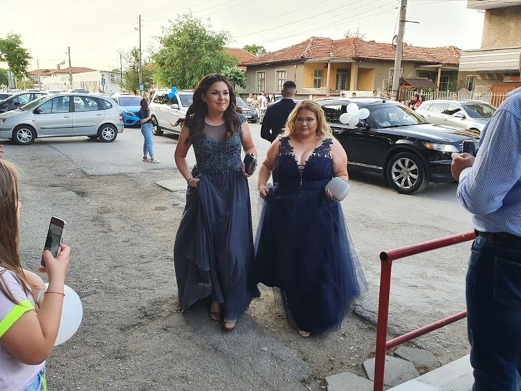 Абитуриент в носия стана атракция на бала на златаровци