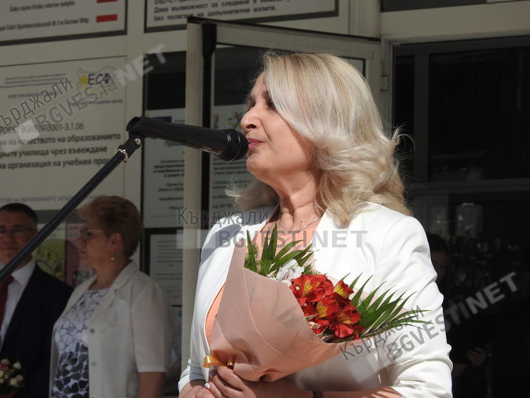 Най-старата гимназия в Източните Родопи изпрати своите абитуриенти, зрелостниците предадоха огъня на знанието