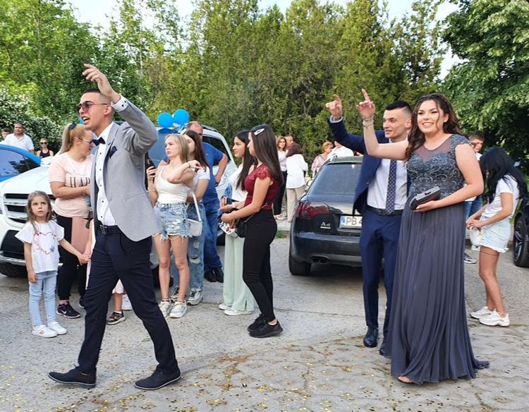 Абитуриент в носия стана атракция на бала на златаровци