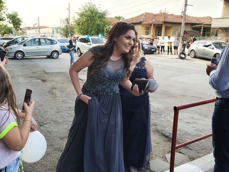 Абитуриент в носия стана атракция на бала на златаровци