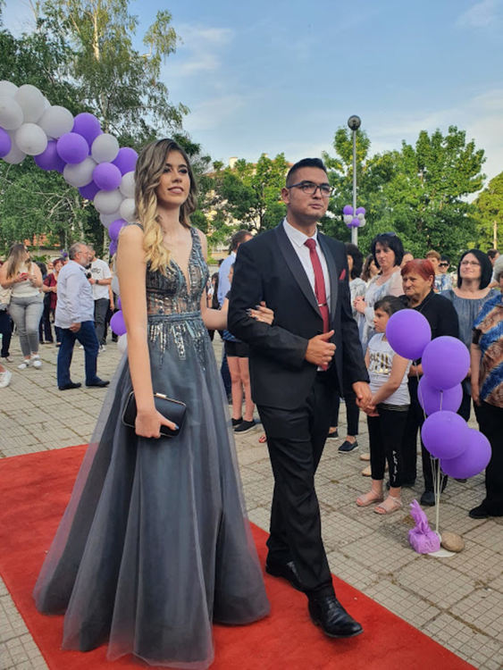 Абитуриент в носия стана атракция на бала на златаровци