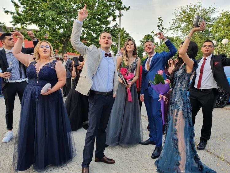 Абитуриент в носия стана атракция на бала на златаровци