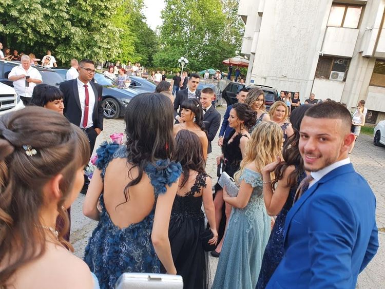 Абитуриент в носия стана атракция на бала на златаровци